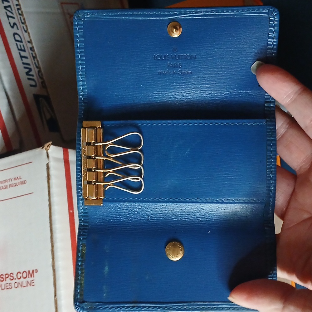 Louis Vuitton vintage blue epi 4 key holder - Picture 2 of 6